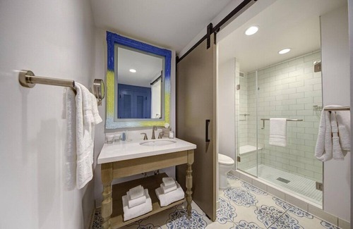 Florida Center Hotel | Elegant 1-Bedroom Suite with Pool and Spa Amenities