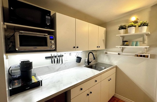 Carleton Place Apartment | 1 bedroom Suite: Kitchenette, parking, central - upper level