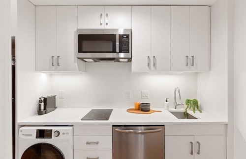Cannonborough Elliotborough Apartment | Indulge in The Iris: Signature Suite with Top Amenities