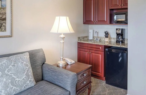 Jamestown Condo | Cozy 1 Bedroom Suite with Kitchenette Overlooking the Bay