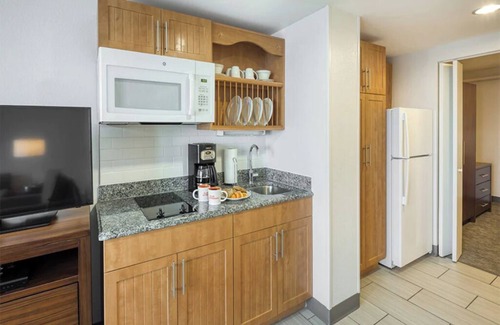Yachting Village Condo | Cozy 1 Bedroom Suite with Kitchenette in Newport Inn