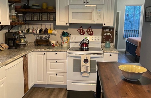 Jones Mills House | Idyllic Retreat: Cozy Little House with Kitchen & Breakfast