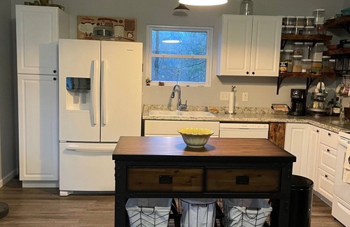 Jones Mills House | Idyllic Retreat: Cozy Little House with Kitchen & Breakfast