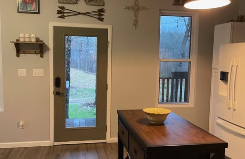 Jones Mills House | Idyllic Retreat: Cozy Little House with Kitchen & Breakfast