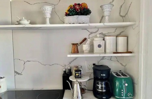 Jingletown Apartment | Idyllic Victorian Oasis Near Lake Merritt & Downtown