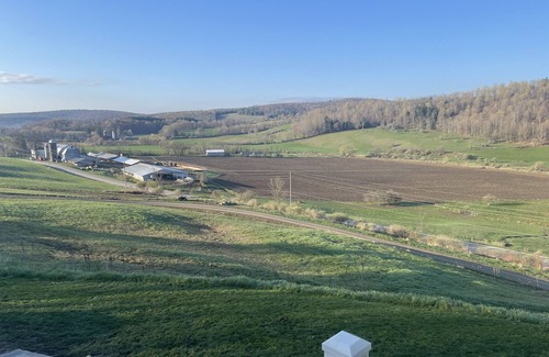 Town of Barton Apartment | Idyllic 1 Bedroom Retreat Boasting Scenic Country Views