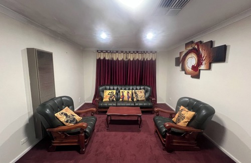 Forest Hill House | 1 Bedroom with Queen Bed and Split AC for your Comfortable Stay in Wagga Wagga