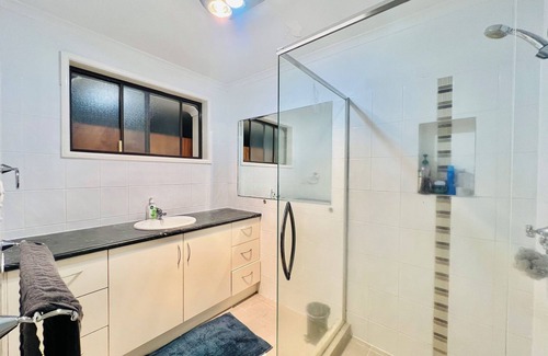 Forest Hill House | 1 Bedroom with Queen Bed and Split AC for your Comfortable Stay in Wagga Wagga