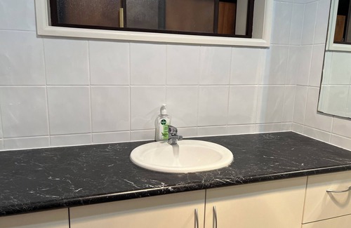 Forest Hill House | 1 Bedroom with Queen Bed and Split AC for your Comfortable Stay in Wagga Wagga