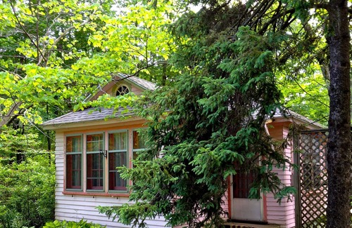 Glenn Cottage | 1 Block from Lake Michigan, Traditional Michigan Cottage