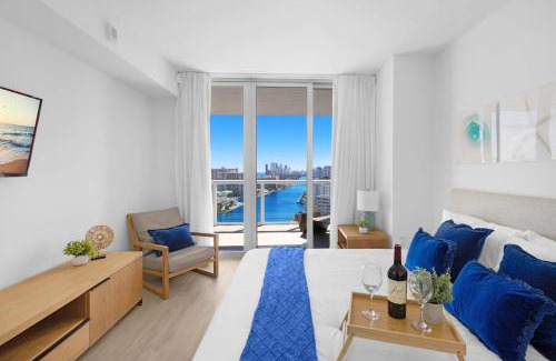 Hallandale Beach Apartment | 1 BR Apartment Modern Resort Balcony & Gym