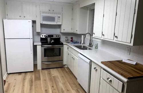 Sanford House | Ideal 1 BR Apartment Near Major Highways & Family Amenities