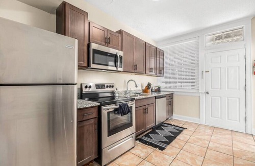 Brush Park Apartment | Prime Location 1 BR Apartment with Fireplace & Office