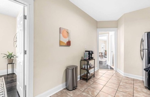 Brush Park Apartment | Prime Location 1 BR Apartment with Fireplace & Office