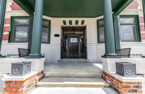 Brush Park Apartment | Prime Location 1 BR Apartment with Fireplace & Office