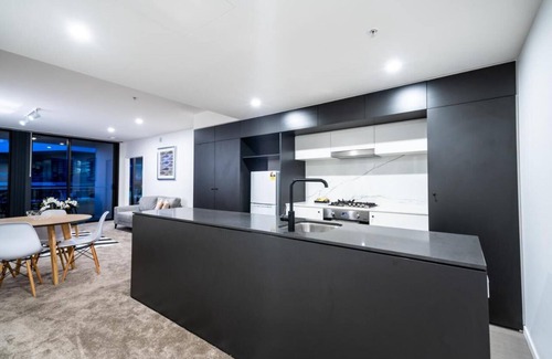 South Brisbane Hotel | 1 BR City View Service Apt . South Brisbane