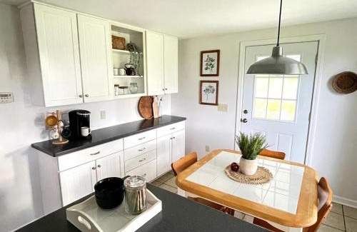 Penfield House | Cozy 1 Br Cottage in a Prime Location - Guest Rated 9.8