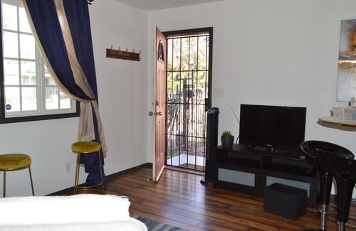 Glendale Apartment | Cozy GuestHouse in Glendale with Spa & Breakfast Included