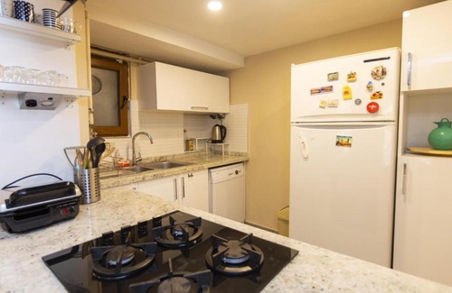 Harbiye Apartment | Charming 1 BR House with Garden near Osmanbey Metro