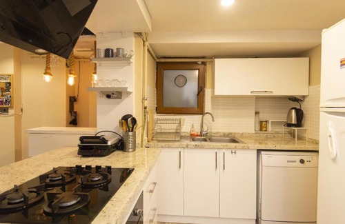 Harbiye Apartment | Charming 1 BR House with Garden near Osmanbey Metro
