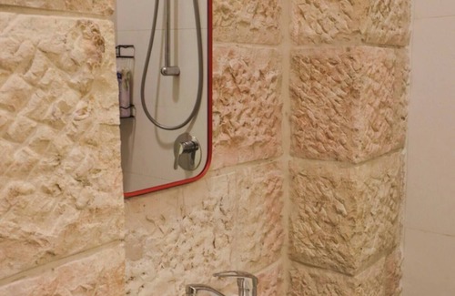 Jerusalem City Centre Apartment | 1 Br Gem in Charming Nachlaot Steps to Shuk