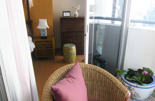 Khlong Tan Apartment | Stylish 1 BR Oriental Decor Near BTS Phrom Phong