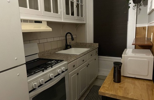 Poughkeepsie Apartment | Cozy Victorian Apartment in Prime City Location - Sleeps 4