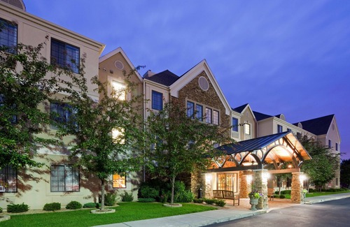Eagan Condo | Convenient 1 BR Suite Near Mall of America with Wi-Fi
