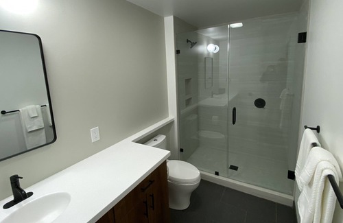 Danville House | Cozy 1 BR Suite with Full Amenities Near Dining & Nightlife