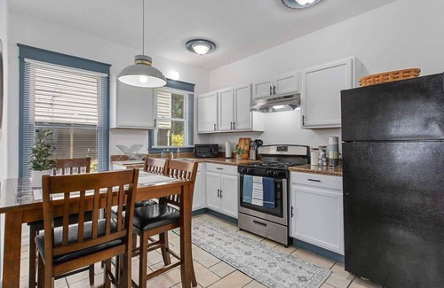 Independence House | 1 BR TownHome|Near Arrowhead|Hwy Access to DT KC