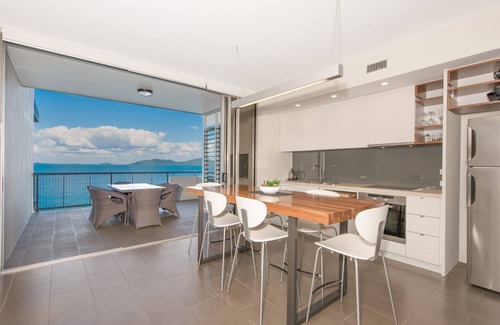 Nelly Bay Apartment | Bright Point Apartment 4501: Oceanfront Retreat with Pool