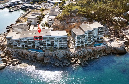 Nelly Bay Apartment | Bright Point Apartment 4501: Oceanfront Retreat with Pool