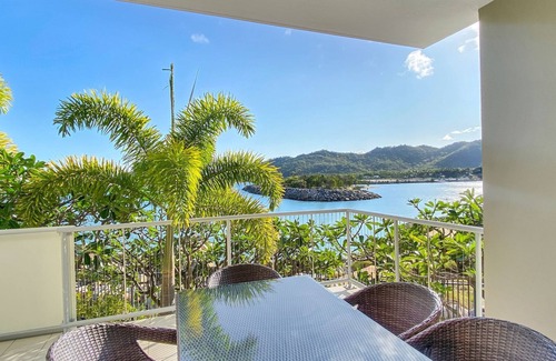 Nelly Bay Apartment | Oceanfront 1 Bright Point Apartment with Private Pool