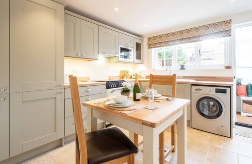 Woodbridge Cottage | Charming 1 Chantry Cottage: Ideal for Families & Spa Lovers