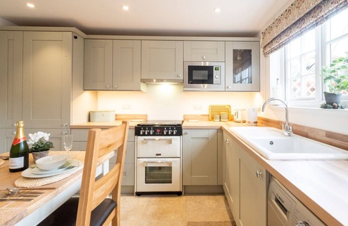 Woodbridge Cottage | Charming 1 Chantry Cottage: Ideal for Families & Spa Lovers