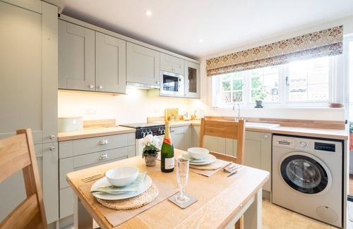 Woodbridge Cottage | Charming 1 Chantry Cottage: Ideal for Families & Spa Lovers