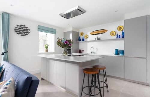 Newquay City Centre Apartment | Stay at 1 Cliff Edge: Oceanfront Studio with Breakfast