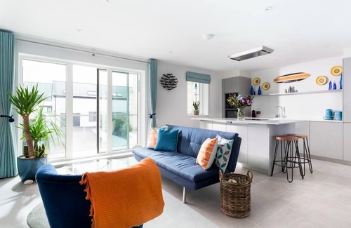 Newquay City Centre Apartment | Stay at 1 Cliff Edge: Oceanfront Studio with Breakfast