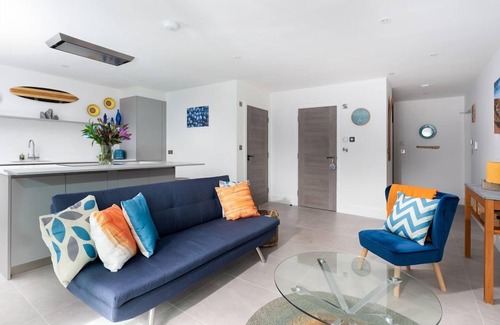 Newquay City Centre Apartment | Stay at 1 Cliff Edge: Oceanfront Studio with Breakfast