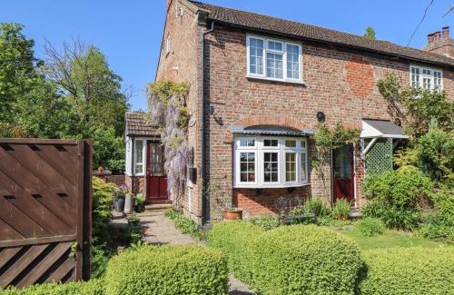 Louth House | Discover 1 Eastview: Pet-Friendly Haven with Top Ratings