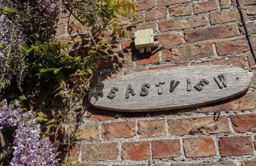 Louth House | Discover 1 Eastview: Pet-Friendly Haven with Top Ratings