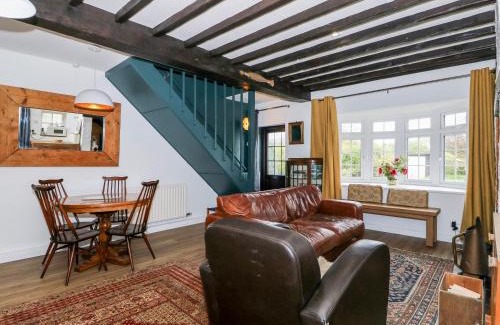 Louth House | Discover 1 Eastview: Pet-Friendly Haven with Top Ratings