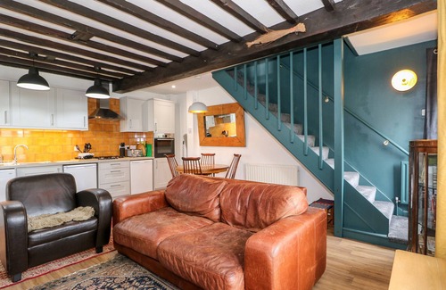 Louth Cottage | Pet-Friendly Escape: 1 EASTVIEW Cottage in Manby