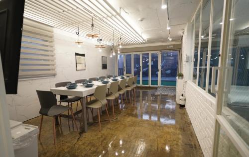 Seogyo-dong Apartment | 1-floor 3min hongdae-st 4br 2bath FREE storage