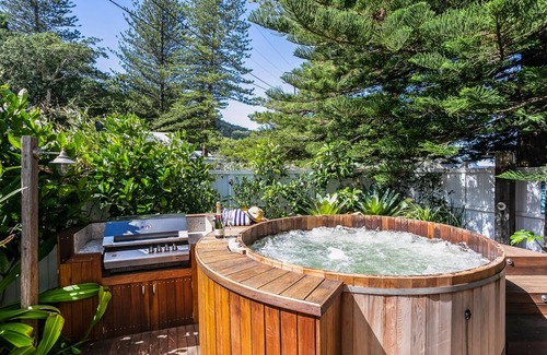 Patonga House | Beachfront House with Hot Tub and Sauna Retreat