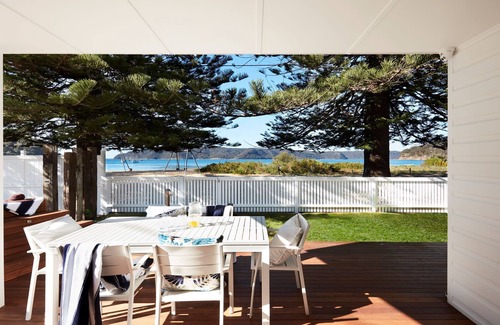 Patonga House | Beachfront House with Hot Tub and Sauna Retreat