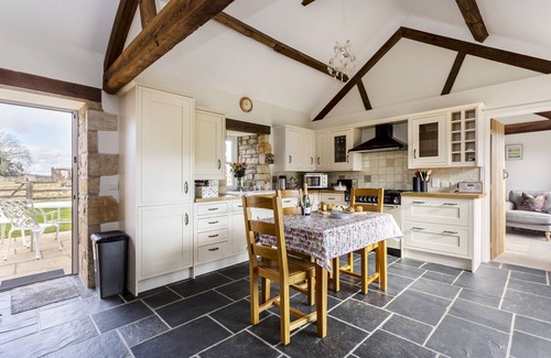 Chipping Campden Cottage | Quaint Homepiece Barn Retreat: Family Friendly with Breakfast
