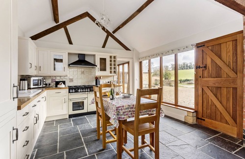 Chipping Campden Cottage | Quaint Homepiece Barn Retreat: Family Friendly with Breakfast