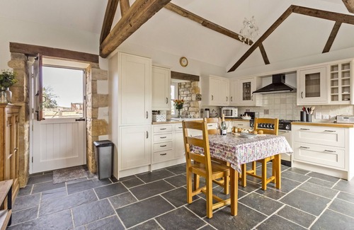 Chipping Campden Cottage | Quaint Homepiece Barn Retreat: Family Friendly with Breakfast