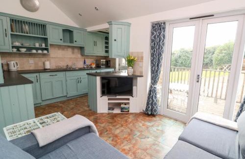 Bugford House | Cozy 4-Star Keepers Cottage in Hillfield Village